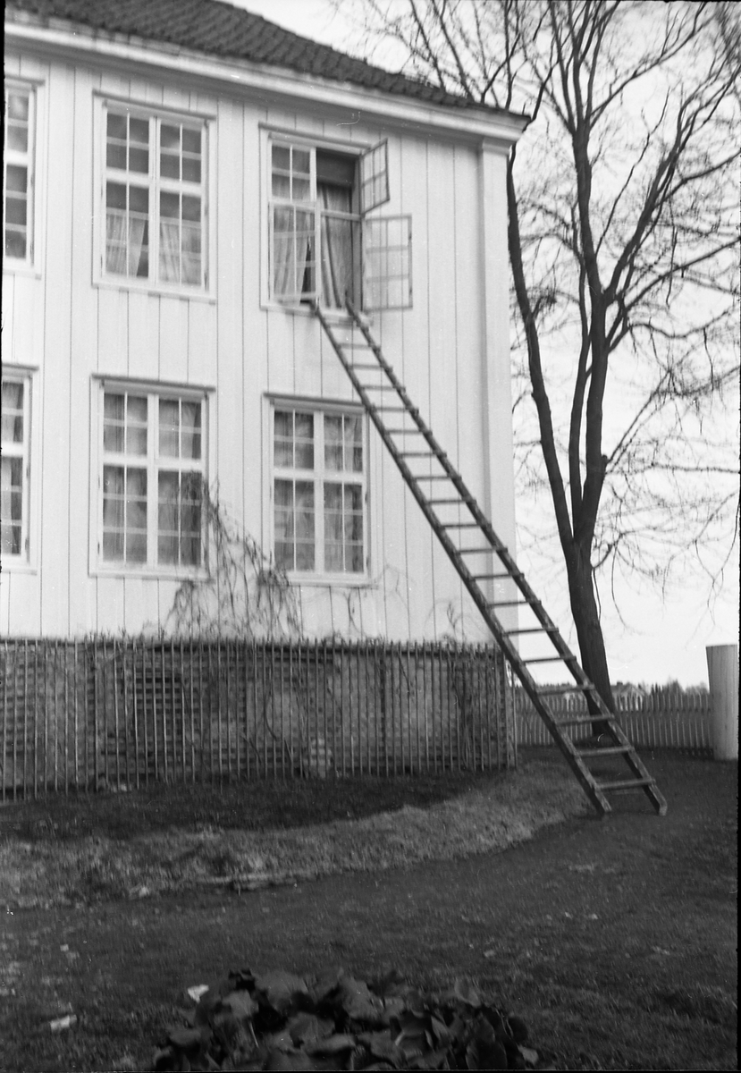 Ifølge fotografens notat: "Etter innbrudd på Rogneby." April/Mai 1944. Trolig tatt på oppdrag for lensmannen i Østre Toten etter at Milorg forsøkt å få fatt i arkiv som var grunnlag for innkalling til Arbeidstjenesten.