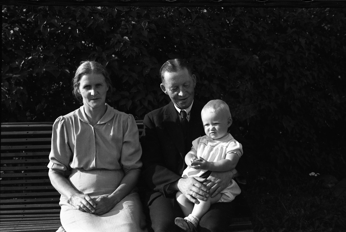 Hans og Anna Bjørtvedt med et barn, trolig et barnebarn. Tre bilder.
