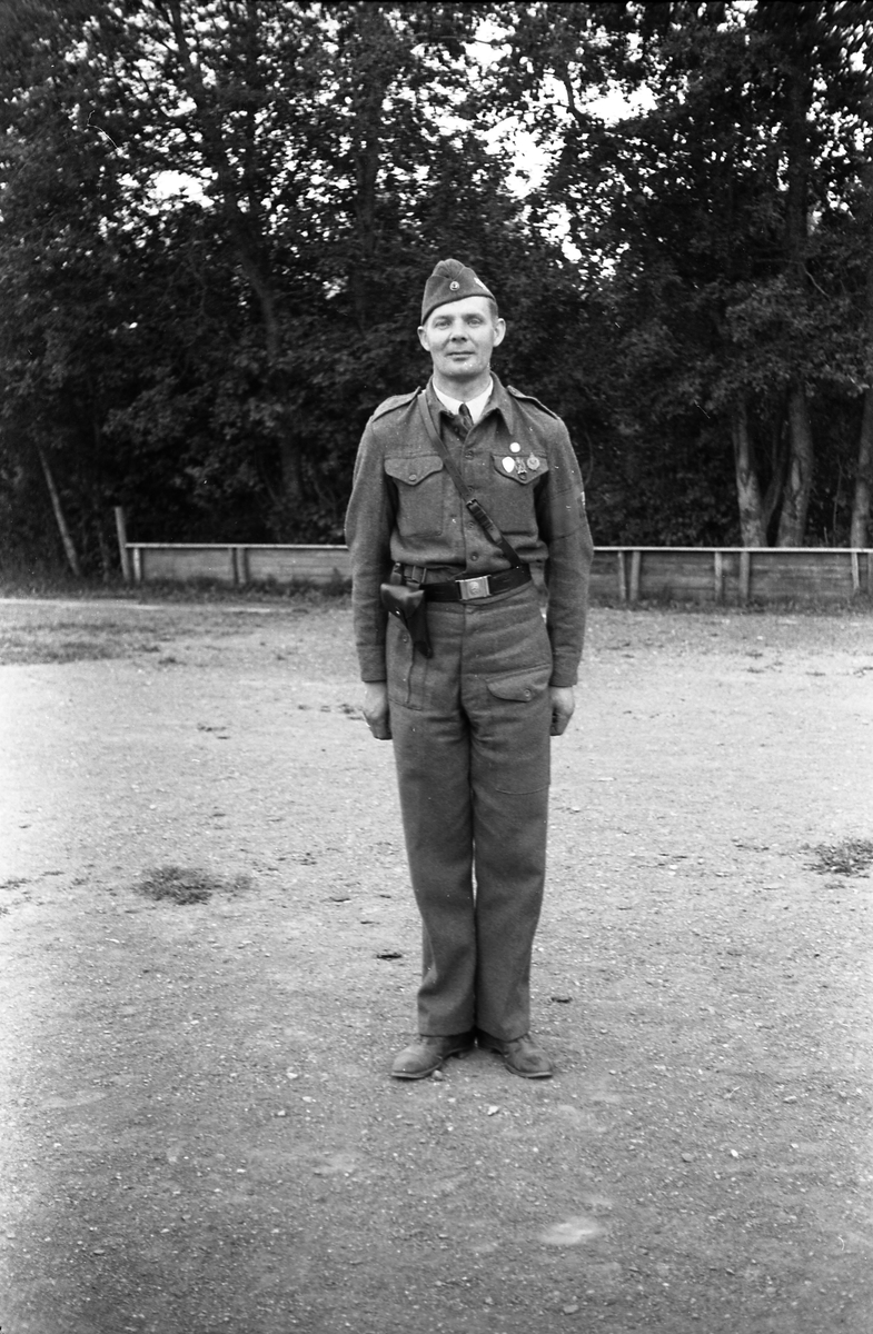 Karl Lund, leder for Milorggruppa på Kolbu (HS1432-4) ved frigjøringa, trolig avbildet i forbindelse med et arrangement i anledning Milorgs demobilisering i juli 1945.