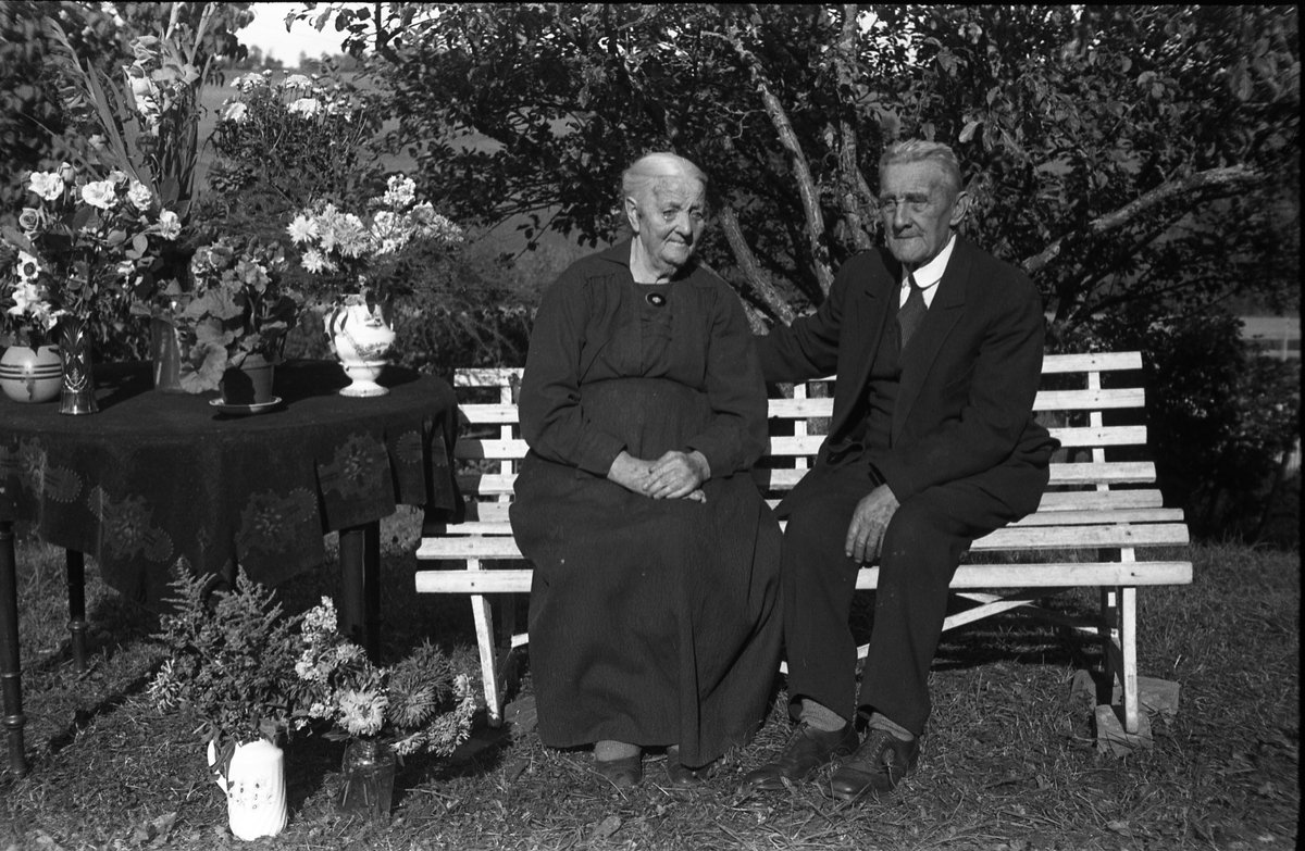 Portrett av ekteparet Dorte (Hermansdatter) og Mads Grønli. Fire bilder som trolig er tatt i forbindelse med Dortes 90-års jubileum.