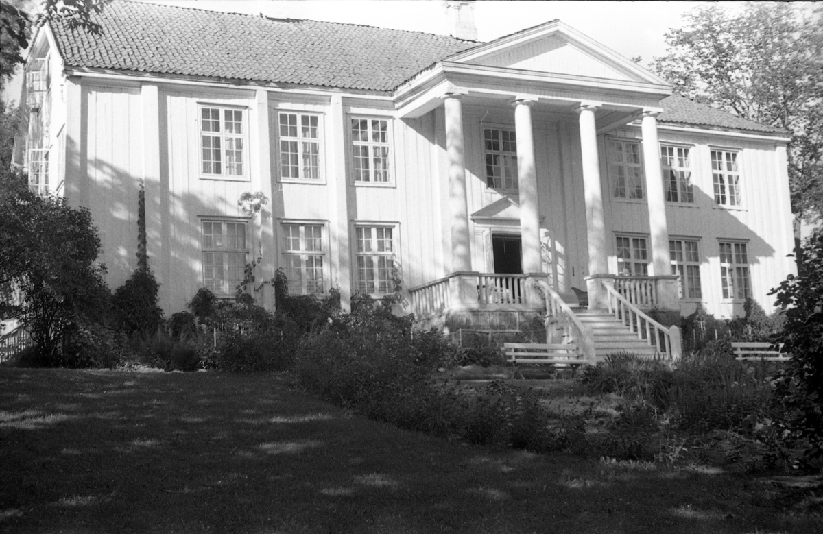 Fra gården Rogneby i Østre Toten. Serie på 10 bilder av bygninger og gårdstun.