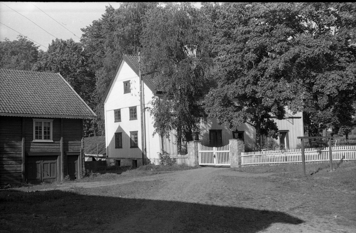 Fra gården Rogneby i Østre Toten. Serie på 10 bilder av bygninger og gårdstun.