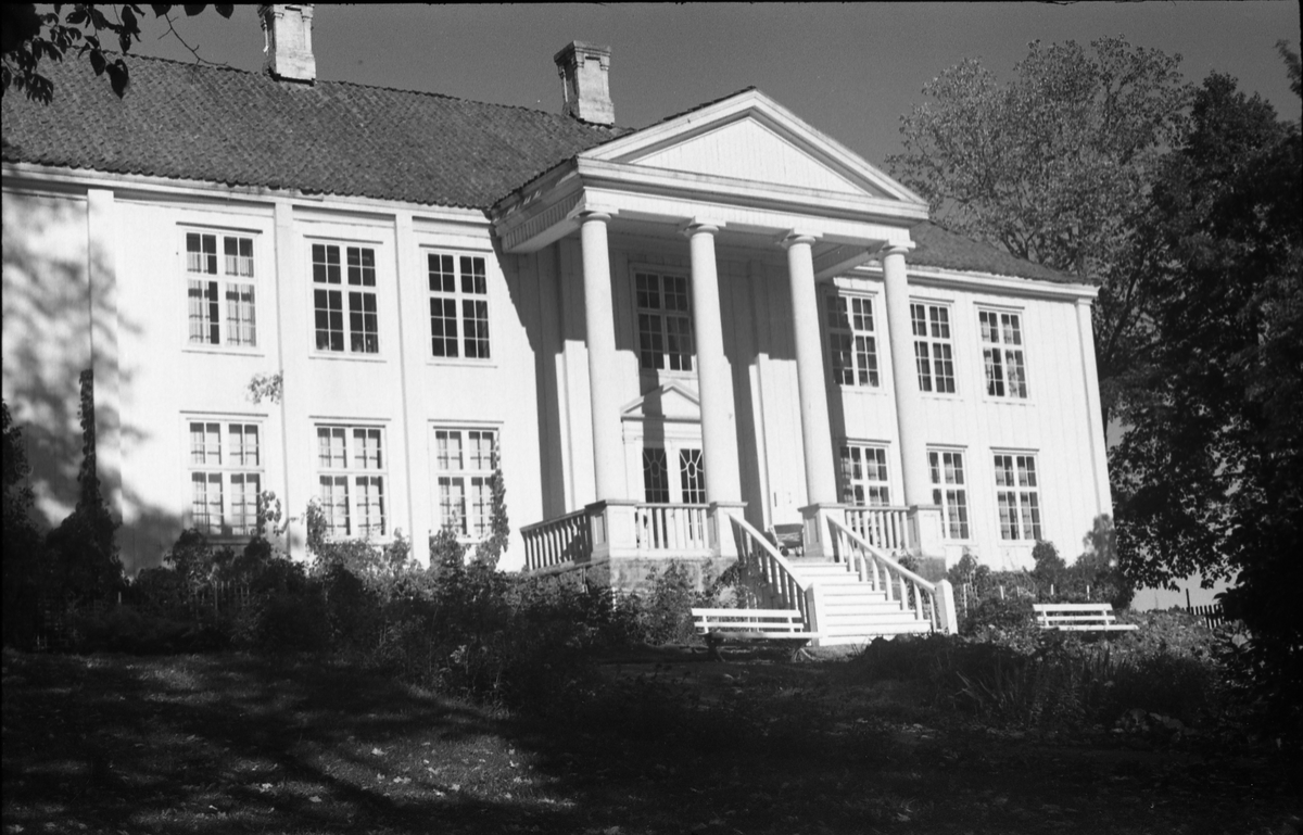 Bygninger på gården Rogneby i Østre Toten. Serie på 12 bilder, hovedsaklig av hovedbygningen.