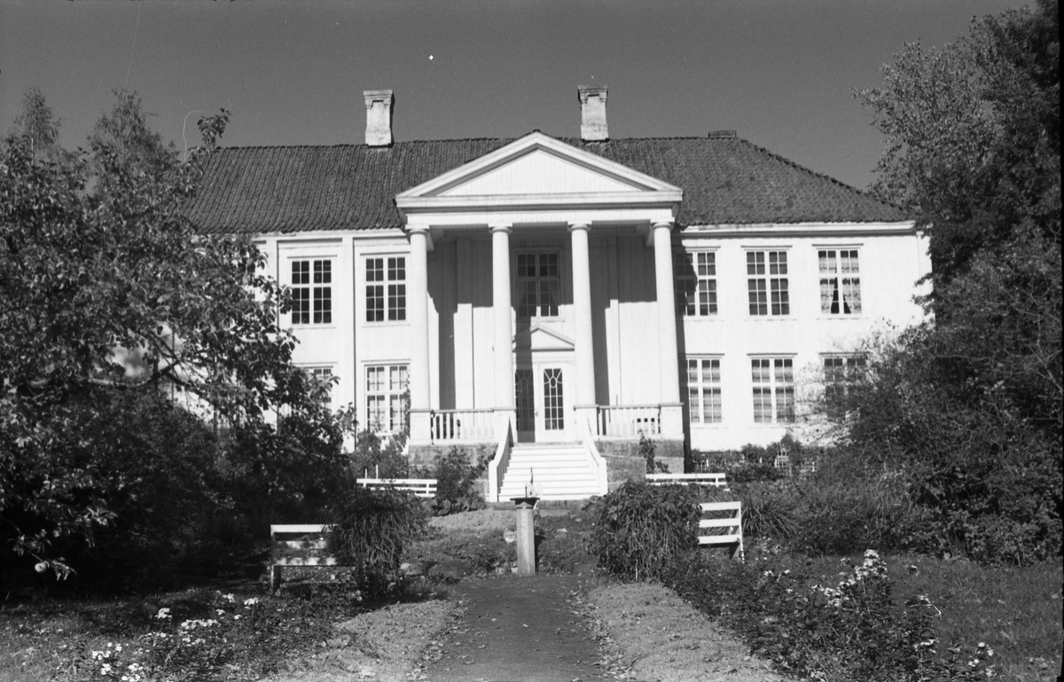 Bygninger på gården Rogneby i Østre Toten. Serie på 12 bilder, hovedsaklig av hovedbygningen.