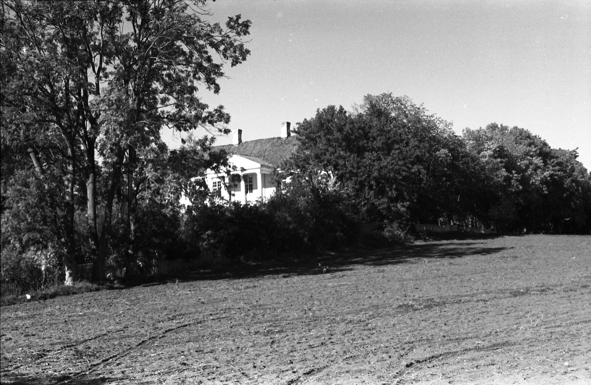 Bygninger på gården Rogneby i Østre Toten. Serie på 12 bilder, hovedsaklig av hovedbygningen.