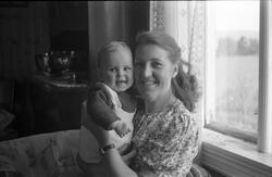 Marie Baathen med sønnen Jan Anders, våren 1947. Serie på 16