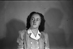 Portrett av to uidentifiserte kvinner. Serie på åtte bilder 