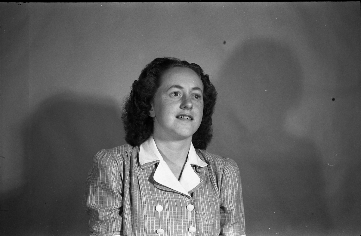 Portrett av to uidentifiserte kvinner. Serie på åtte bilder med de to sammen på bildene fem til åtte, ellers hver for seg.