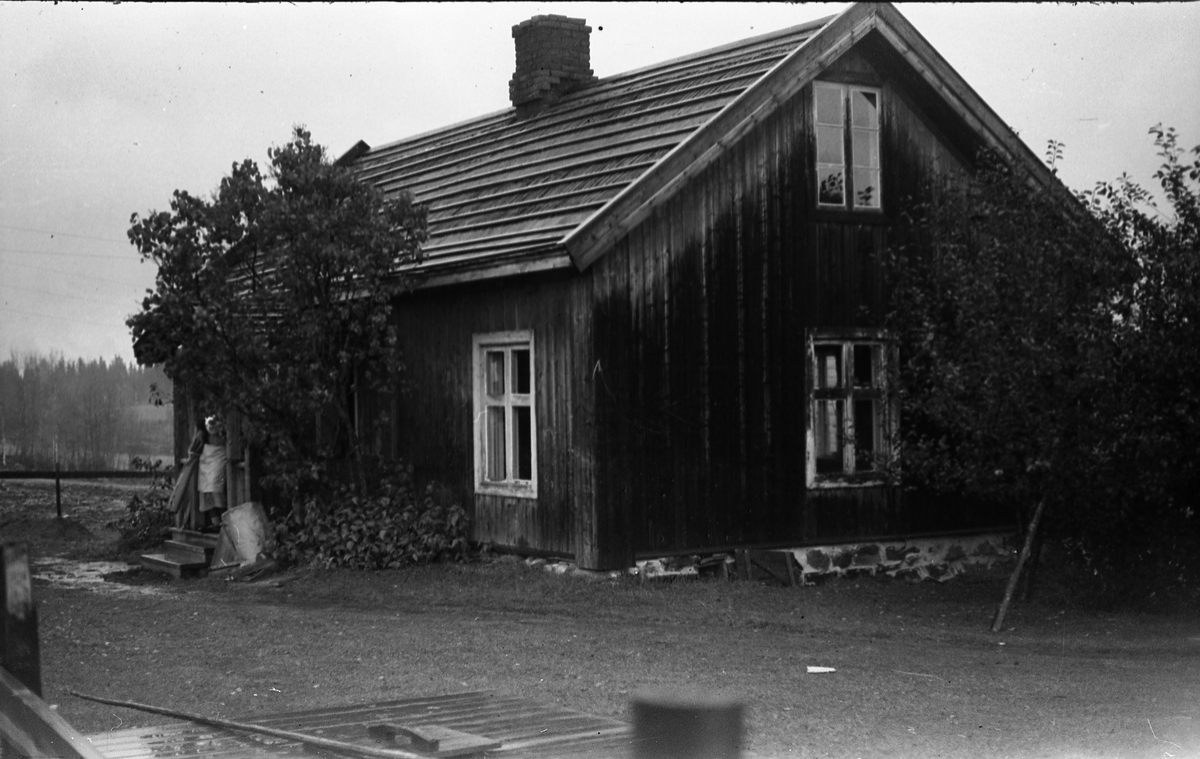 Seks bilder av et gammelt våningshus, trolig på et bruk. Et nytt er under oppføring tett innpå. Stedet er Skjefstadhagen i Lensbygda. Kvinna som kan skimtes på to av bildene kan muligens være Martha Skjefstadhagen (Aarum), gift med Einar Aarum (1898-1983) som var slakter. De to var oppsittere på bruket.