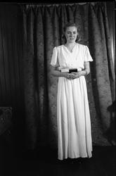 Helfigurs portrett av en uidentifisert ung kvinne, muligens 