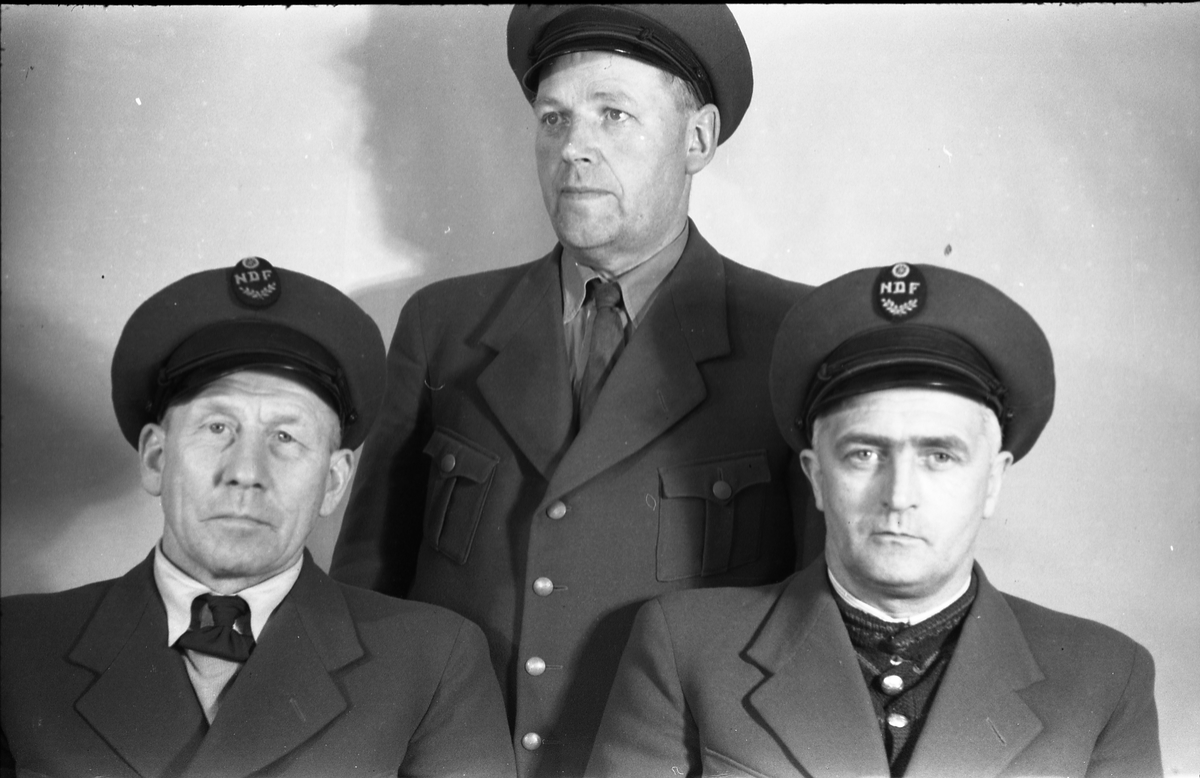 Drosjesjåfører på Kapp, mars/april 1949. Serie på seks bilder, samme personer, men ulik oppstilling.
Personene fra venstre på bilde nummer 1: Hans Glæserud, Sigurd Håkenstad, August Skolby.