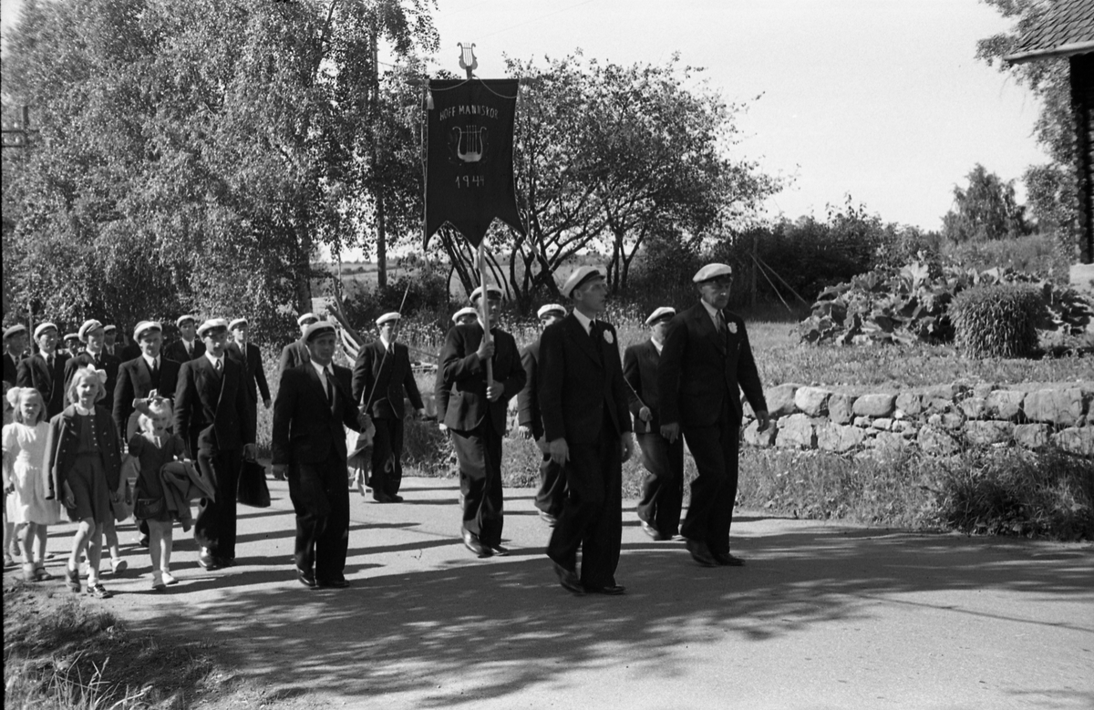 Fire bilder, trolig fra Sangens og Musikkens Dag i Østre Toten juni 1949. Opptoget passerer småbruket Frogner på Kraby, kanskje på veg til Gilelunden.
