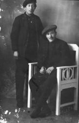 To unge menn, til venstre Simon Nyheim.