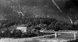 Elverhøy bru. Huset er Løkenøien hvor børsemaker Halvor Hoås