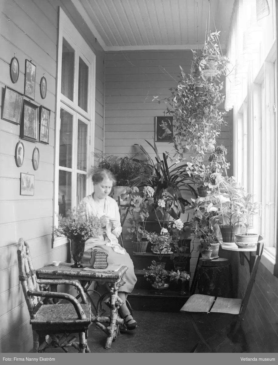 Interiör från verandan till Nanny Ekströms fotoatelje. Stolarna och bordet finns i Vetlanda Museums samlingar.