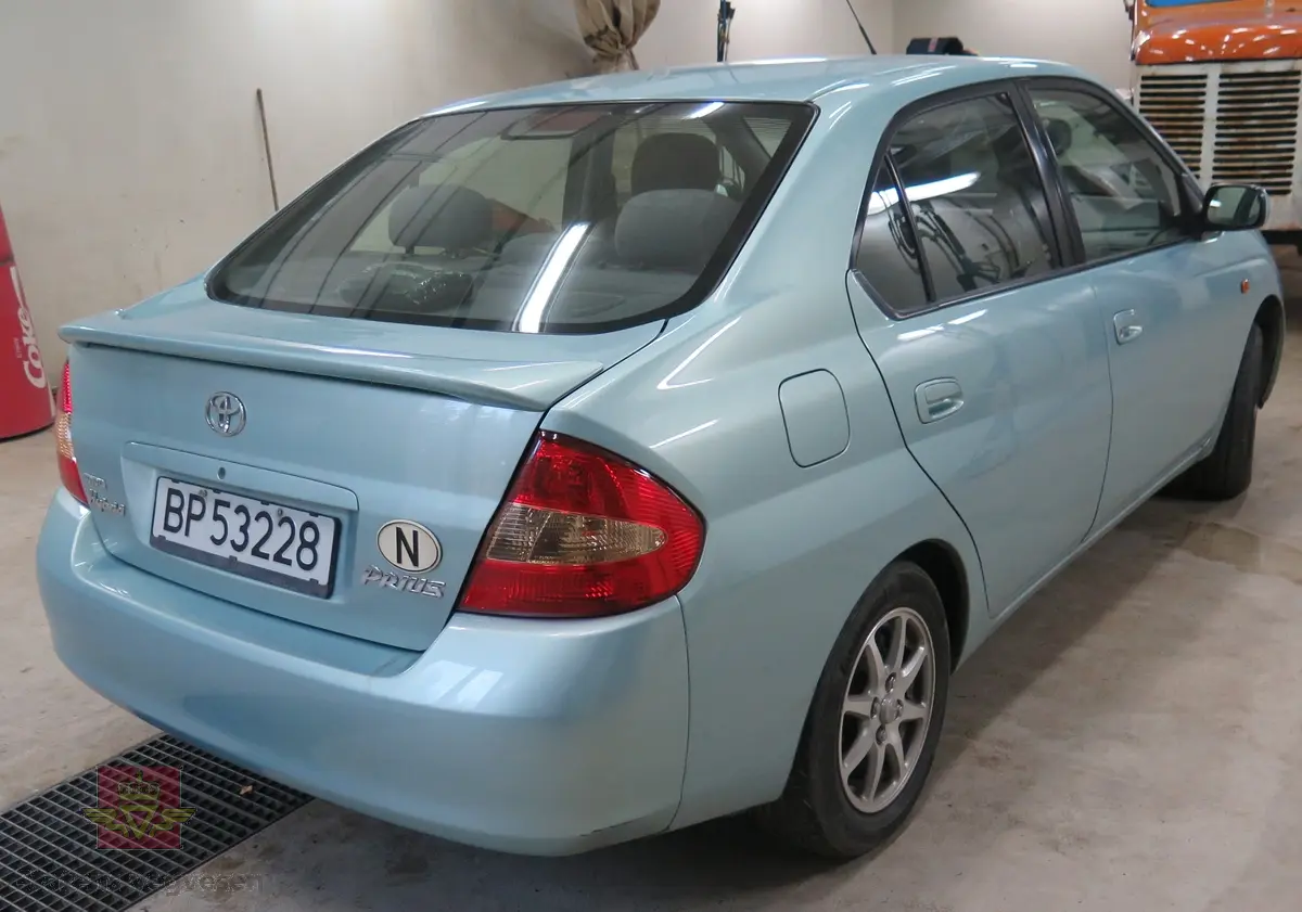 Hybrid, elektrisk/bensin drevet personbil med framhjulstrekk. 2-akslet. Den er en 4-seters sedan med 1,5-liters bensin- (58 hk) og 288 V elmotor (40 hk). Den hadde trinnløst gir (automat). Lys blå utvendig og grå innvendig. Sommerhjul(originale Toyota lettmetall felger) og vinterhjul (uoriginale felger på vinterhjul). Kilometerstand ca. 170.000 km.
Lite rust på karosseri (hull under venstre forskjerm), noe overflaterust på hjuloppheng. Interiør i god stand og lite slitt.  Har originalt hybridbatteri. En liten bulk under støtfanger bak.
OBDII leser montert bak rattet,