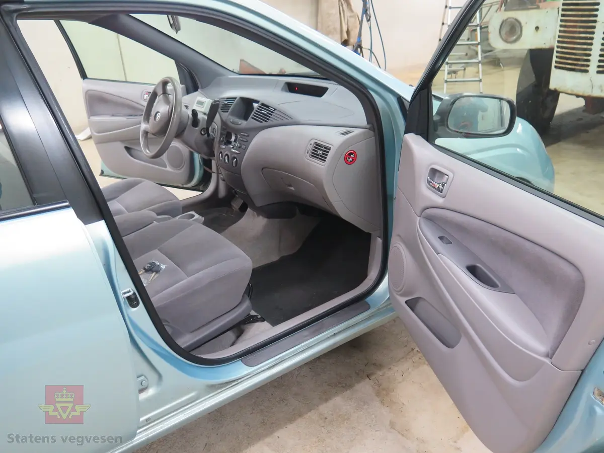 Hybrid, elektrisk/bensin drevet personbil med framhjulstrekk. 2-akslet. Den er en 4-seters sedan med 1,5-liters bensin- (58 hk) og 288 V elmotor (40 hk). Den hadde trinnløst gir (automat). Lys blå utvendig og grå innvendig. Sommerhjul(originale Toyota lettmetall felger) og vinterhjul (uoriginale felger på vinterhjul). Kilometerstand ca. 170.000 km.
Lite rust på karosseri (hull under venstre forskjerm), noe overflaterust på hjuloppheng. Interiør i god stand og lite slitt.  Har originalt hybridbatteri. En liten bulk under støtfanger bak.
OBDII leser montert bak rattet,