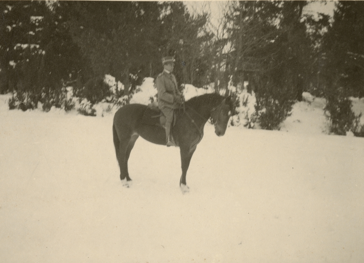 Vinterbild med en soldat från Södermanlands regemente I 10 till häst.