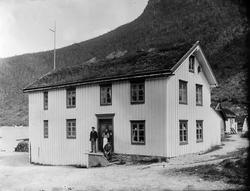 Ranesstua på Øksendalsøra, familien Ranes står på troppa. Fr