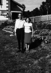 Lillian og Isak Isaksen i hagen på Myklenes 1971.