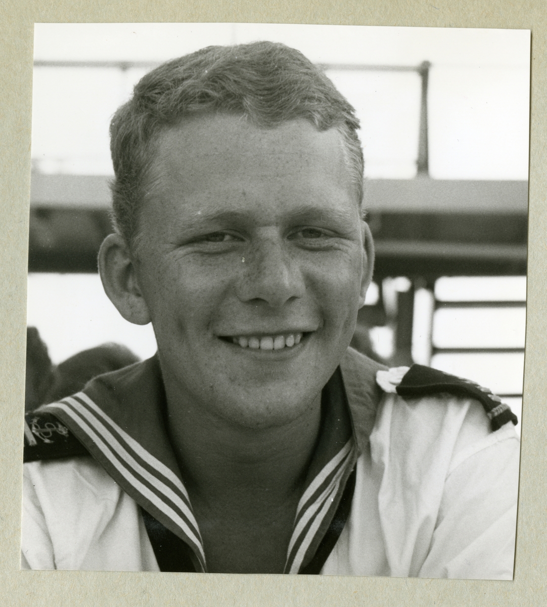 Bilden föreställer en besättningsman i uniform under minfartyget Älvsnabbens långresa 1966-1967.
