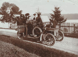 Norges første rutebil "Unicen" på Fannestrandsveien..Christi