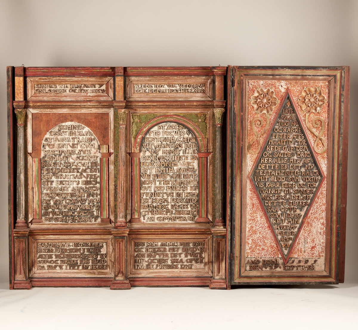 Bokstavene i innskripsjonene utskåret i tre
