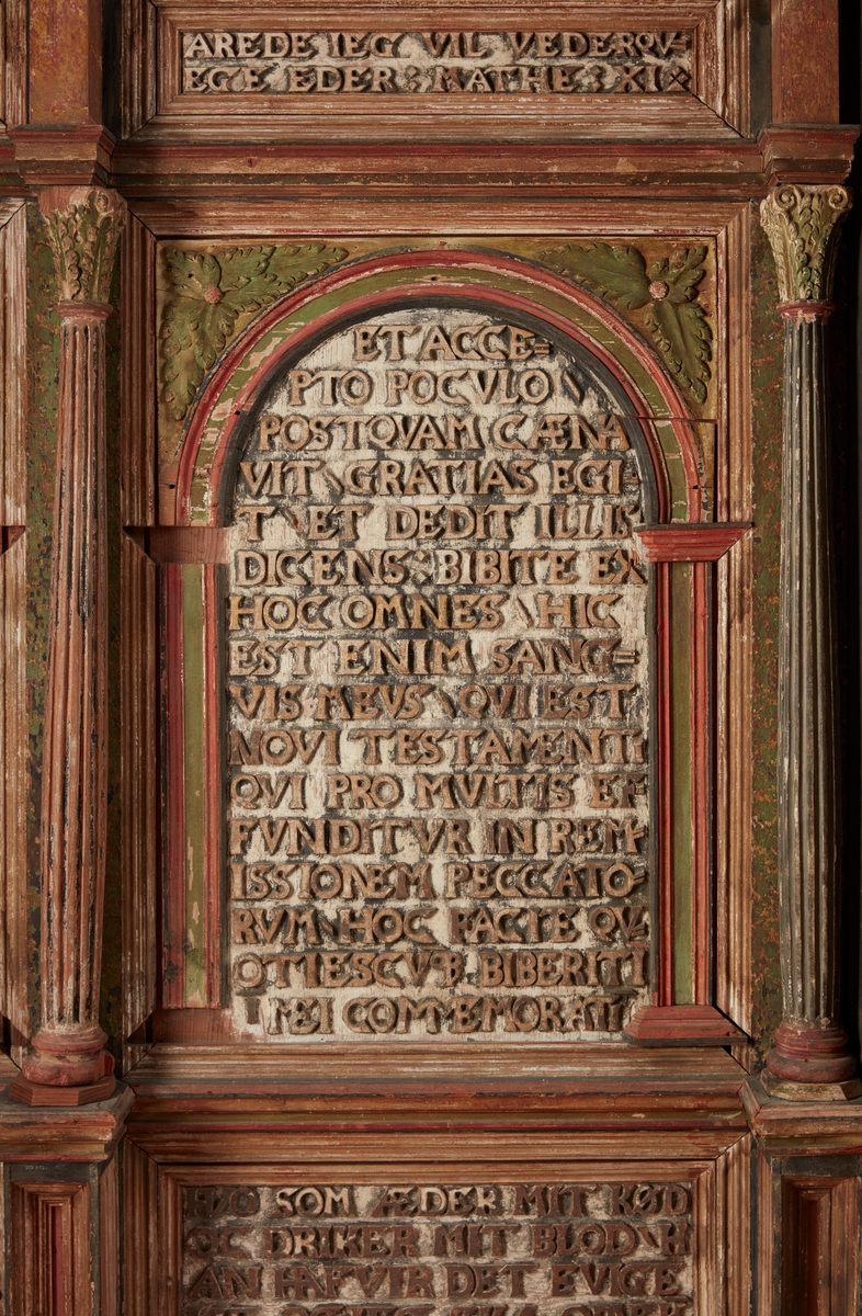 Bokstavene i innskripsjonene utskåret i tre
