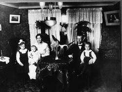 Familien Alma og Anton Tjemsland. Frå v.: Eli (29.11.1913 - 