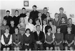 Klassebilde med elever og lærer Iver Nerby Jevnaker skole