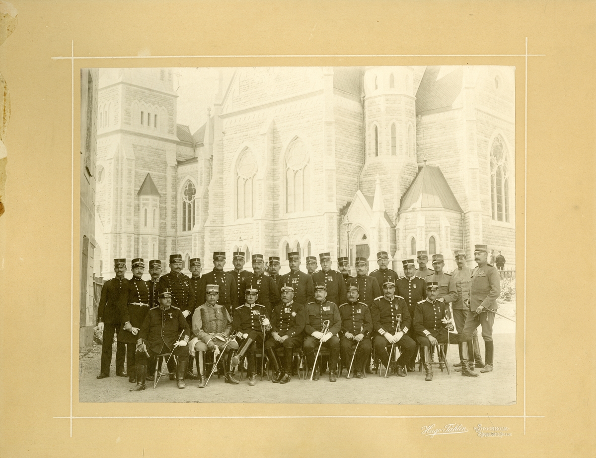 Grupporträtt av officerare stående och sittande utanför Oskarskyrkan.