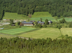 Sør-Fron, Harpefoss. Gården Solbrå, Stor gård med to brune, 