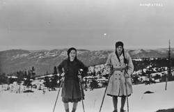 Damer på ski. Fra v. : Goro Atneosen (Sletten), Tora Atneose