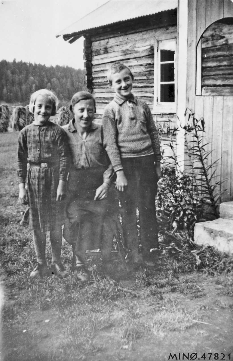 Solveig Viholmen med sine barn Steinar og Sonja. 