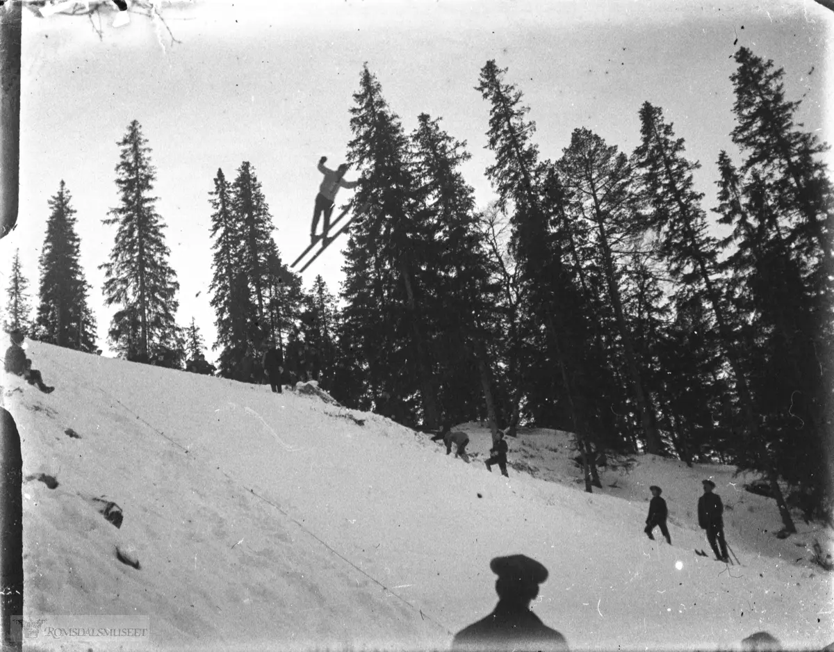 .Hoppakken som lå i Granhatten, Namsos. Bakkerekorden var visst på 37,5 meter og ble satt av Jonas Engan i 1916. Dette var hovedbakken i Namsos fram til 1925.