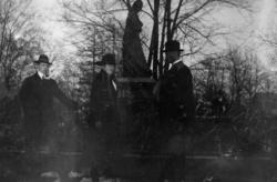 Foto av to menn og en kvinne. Her trolig fotografert i Oslo,