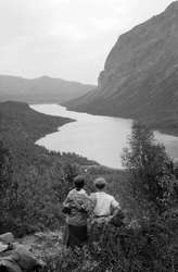 Fra ruten Sikkilsdalen - Gjendesheim, to kvinnelige fotturis