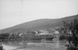 Fåberg Stasjonsby. Brunlaug bru over Gudbrandsdalslågen.