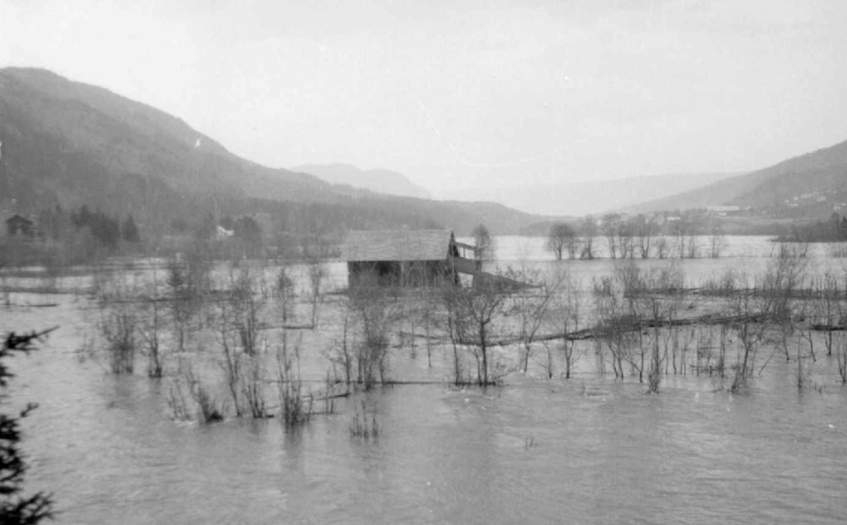 Flom i Gudbrandsdalen i 1934. Gausas utløp i Gudbrandsdalslågen. Fåberg i bakgrunnen.
