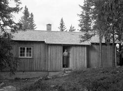 Hytte på Nordseter. Fru Nordlien i døra