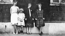 Jenter utenfor langbrakke på Folldal Verk 1924-25.