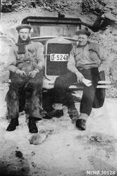 Menn foran lastebil. Olaf Sørhus til høyre