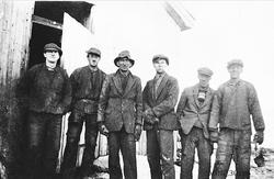 Gruvearbeidere, sjakthuset Folldal Verk. Fra v: Morken fra Å