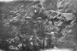 Gruvearbeidere på Nordre Geitryggen. Fv:. Se også MINØ. 0301