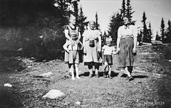 Kvinner og barn i naturen