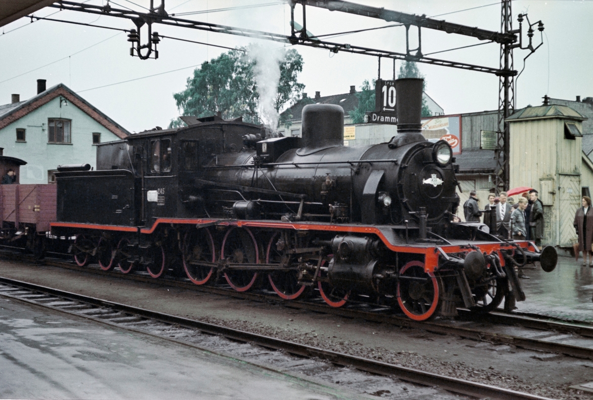 A/L Hølandsbanens veterantog til Krøderen står klart til avgang fra Drammen stasjon. Toget trekkes av damplokomotiv 18c 245.