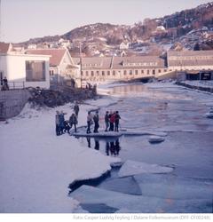 Barn leker på isflak i Lundeåna