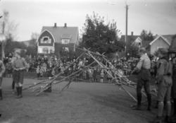 Speidere på Sportsplassen i Lillehammer. Bygging av bru.