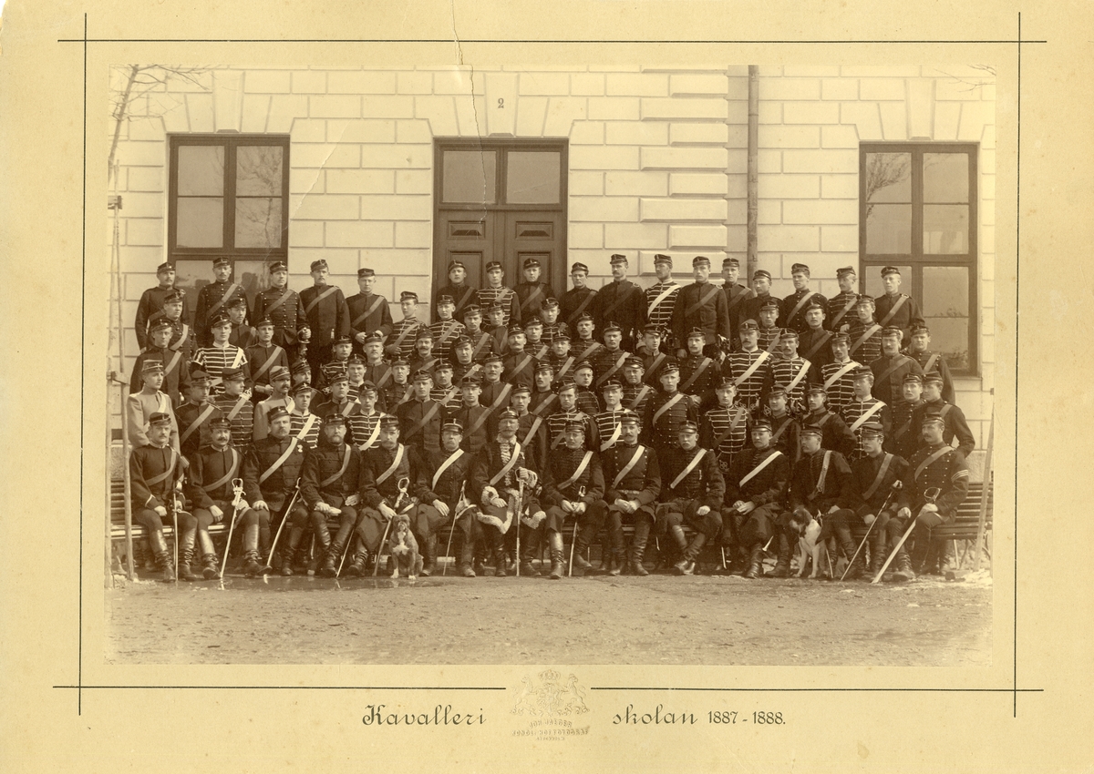 Grupporträtt av officerare och soldater vid Kavalleriskolan. Fotot möjligen taget utanför Livregementets dragoner kasern 1887-1888.