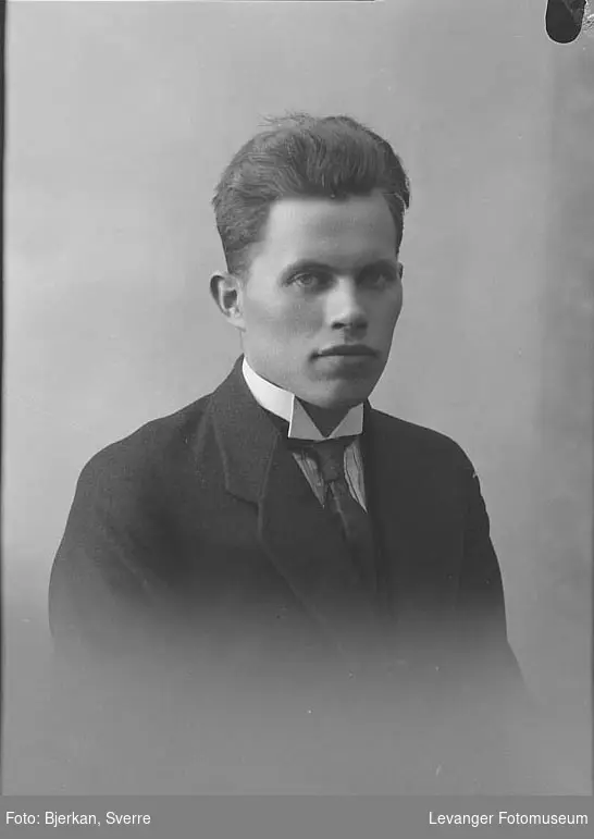 Portrett av Sverre Fjessen.